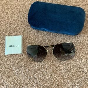 100% Authentic G logo Gucci oversized sunglasses. Brand New!